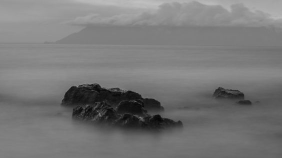 Felsen im Meer bei Nebel